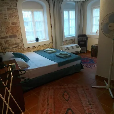 Готель Mimosa House *