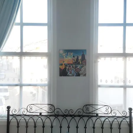 Готель Mimosa House *